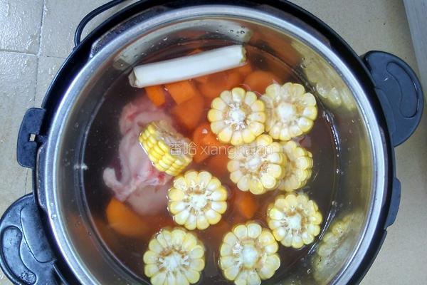 玉米胡萝卜大骨汤的做法图解2
