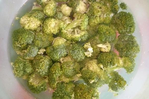 火腿炒西兰花的做法图解1