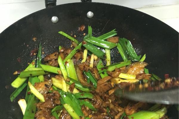 蒜苗回锅肉的做法图解9