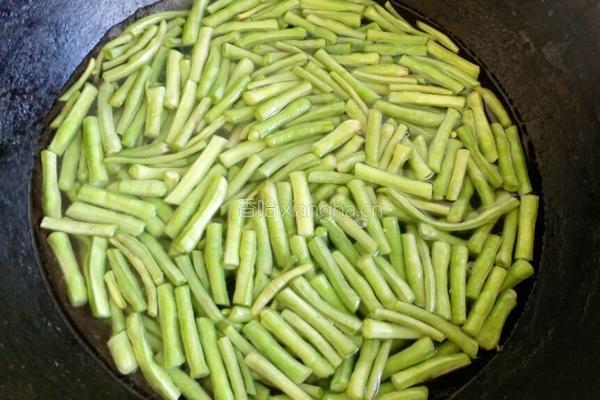 凉拌豆角的做法图解2