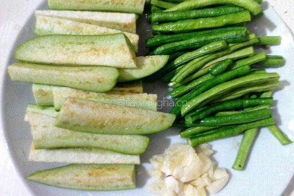 绿茄子烧豆角的做法图解2