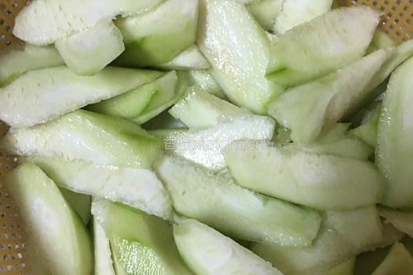 丝瓜炒鸡蛋加瘦肉的做法图解1