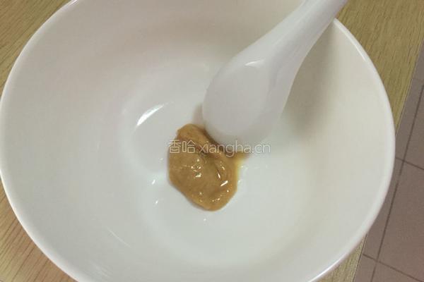 蒜香绿豆芽拌面的做法图解1
