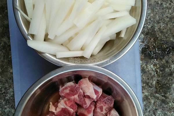 排骨炖萝卜的做法图解1