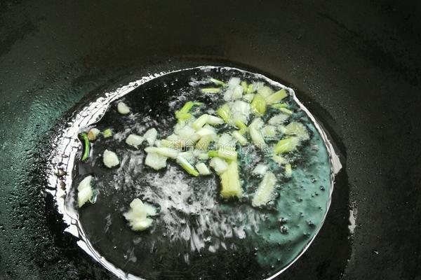 西兰花炒虾仁的做法图解10
