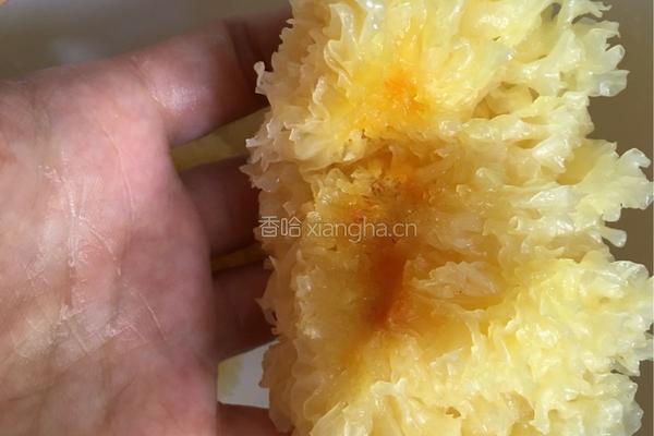 银耳莲子羹的做法图解2