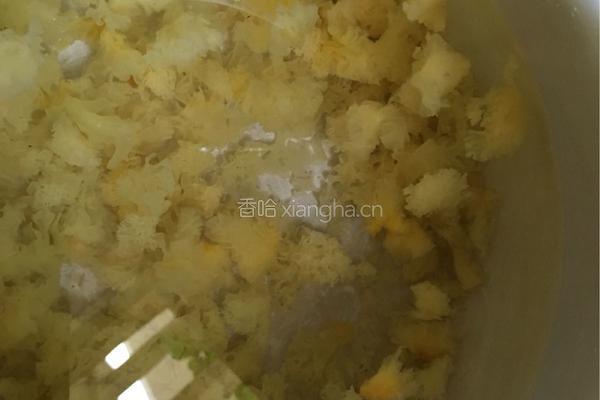 银耳莲子羹的做法图解3