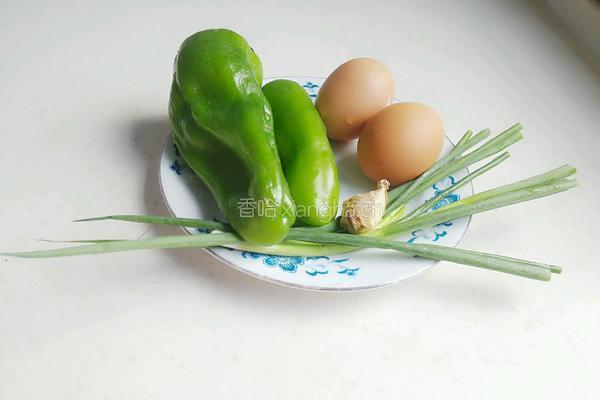 青椒炒鸡蛋干的做法图解1
