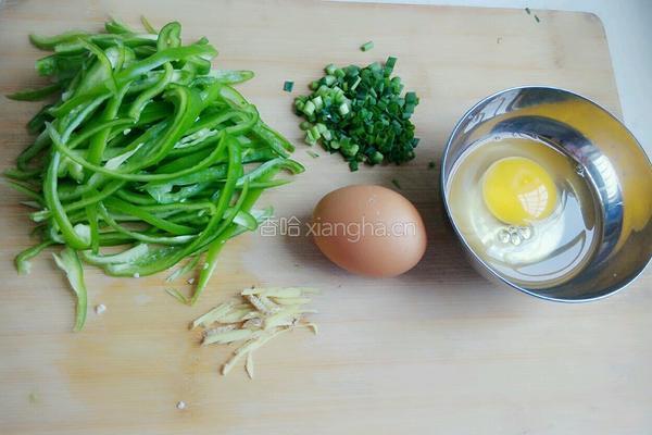 青椒炒鸡蛋干的做法图解2