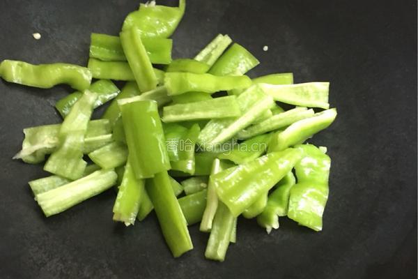 青椒皮蛋的做法图解1