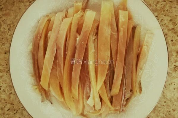 墨鱼瘦肉米线的做法图解2