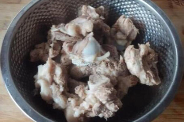 秀珍菇枸杞筒骨汤的做法图解4