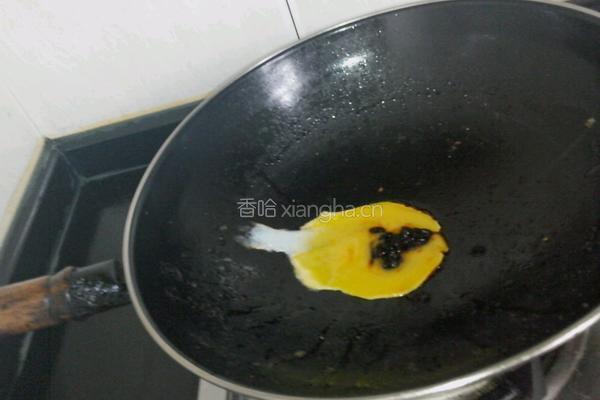 老干妈牛肉辣酱炒蛋黄的做法图解3