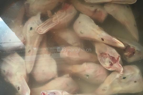 香辣鸭头的做法图解1