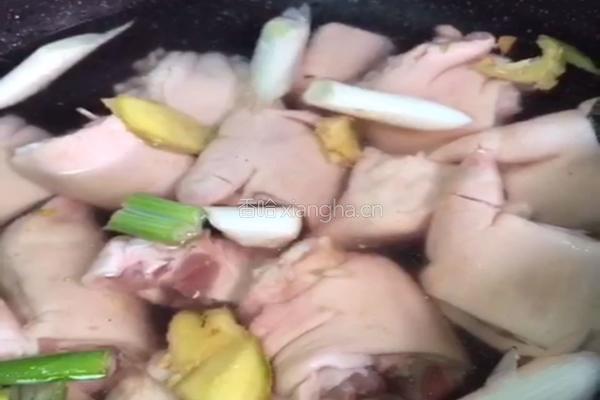 黄豆炖猪蹄的做法图解1