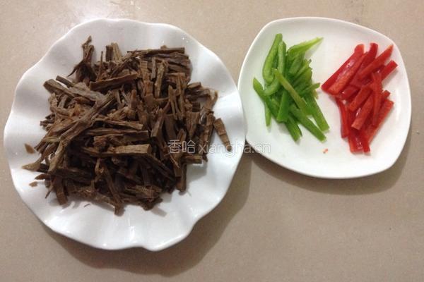 彩椒拌笋干的做法图解2