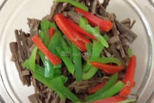 彩椒拌笋干的做法图解5