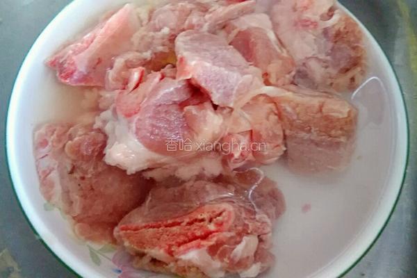 白萝卜脊骨汤（美容的哦）的做法图解1