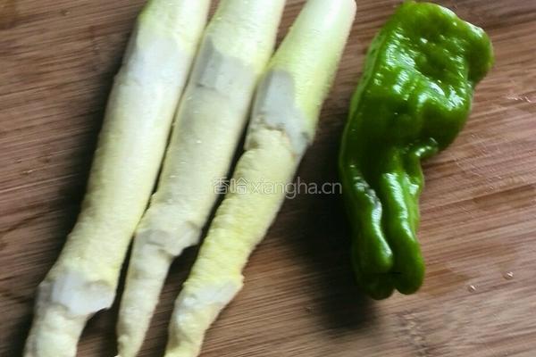 青椒炒茭白的做法图解1