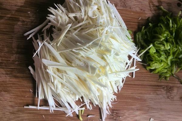 青椒炒茭白的做法图解2