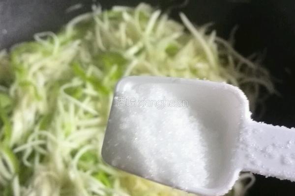 青椒炒茭白的做法图解5