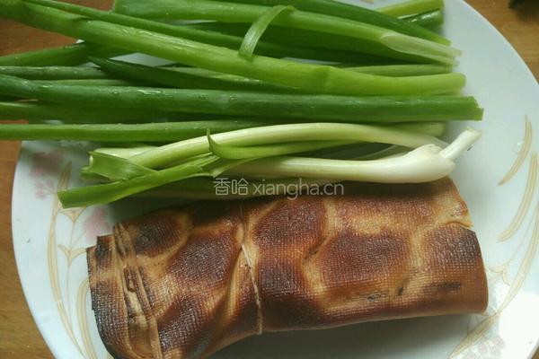 香葱拌干豆腐卷的做法图解1