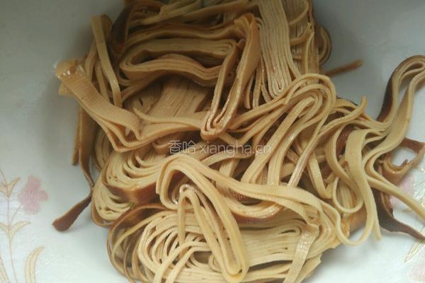 香葱拌干豆腐卷的做法图解2