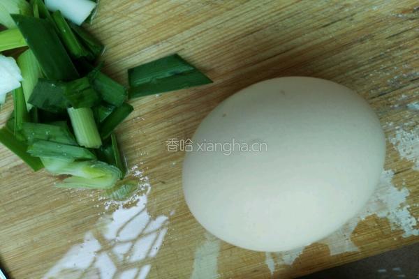 大蒜鸡蛋炒年糕的做法图解3