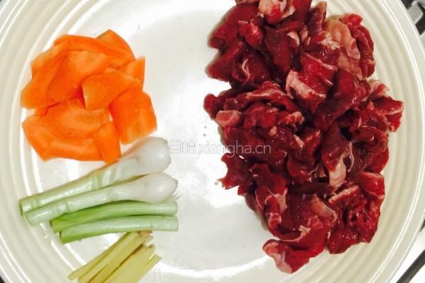 牛肉炒蒜苗的做法图解2