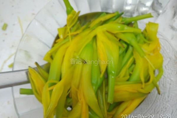 五花肉炒黄花的做法图解4