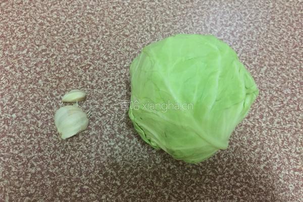 蒜末炒卷心菜的做法图解1