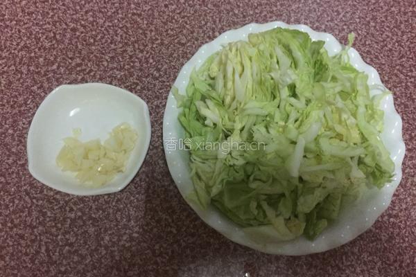 蒜末炒卷心菜的做法图解2
