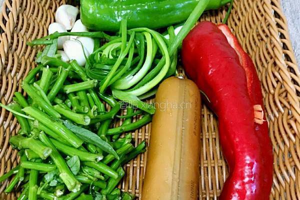 双椒空心菜杆炒火腿的做法图解1