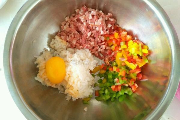 彩椒圈煎饭的做法图解1