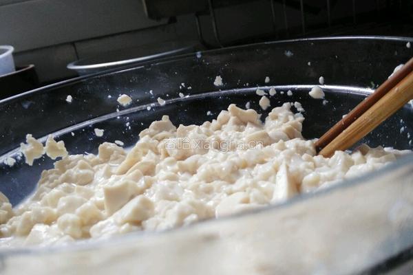 豆腐炒鸭蛋的做法图解1