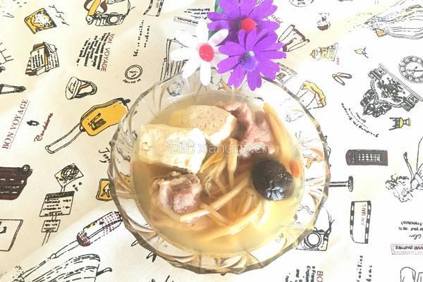 黄花菜炖排骨豆腐汤