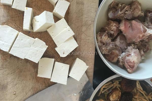 黄花菜炖排骨豆腐汤的做法图解1