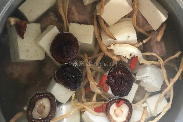 黄花菜炖排骨豆腐汤的做法图解2