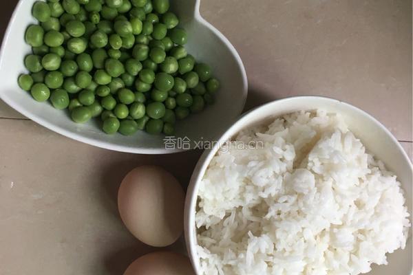 豌豆蛋炒饭的做法图解1