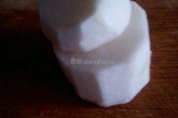 白萝卜炖蜂蜜的做法图解1