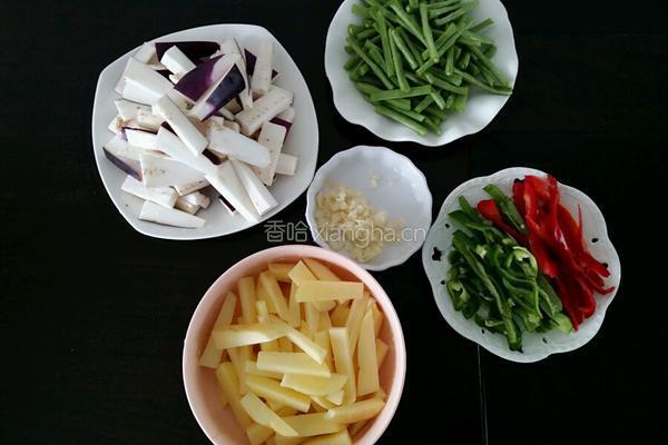 土豆茄子炖豆角的做法图解1