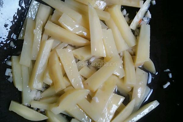 土豆茄子炖豆角的做法图解3