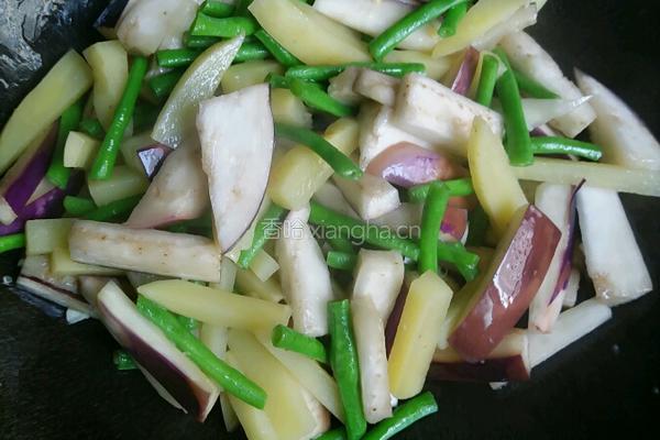 土豆茄子炖豆角的做法图解5