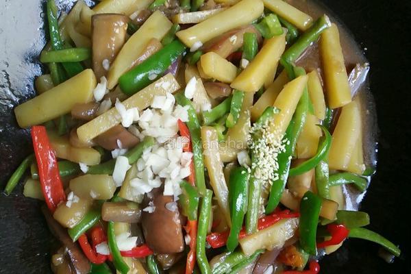 土豆茄子炖豆角的做法图解10