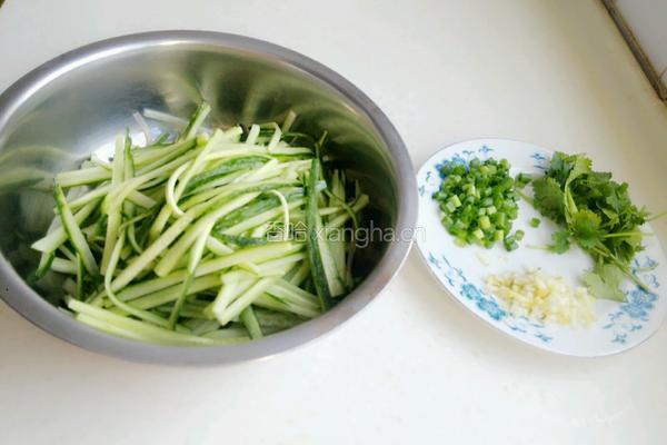 凉拌黄瓜丝的做法图解2