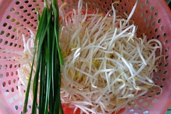 清炒绿豆芽韭菜的做法图解1