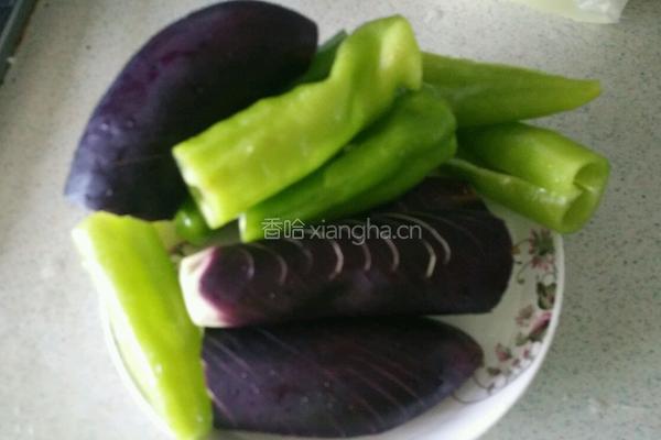 油焖尖椒茄子的做法图解2