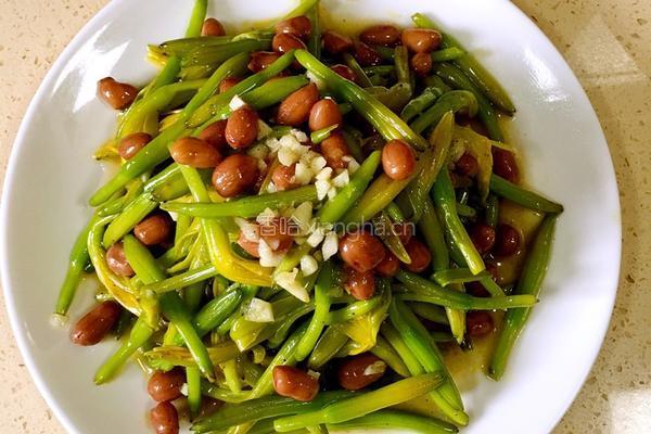 花生米凉拌黄花菜的做法图解3