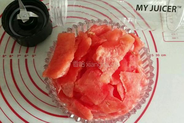现榨西瓜汁的做法图解1