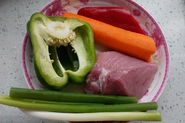 彩椒胡萝卜炒肉片的做法图解1